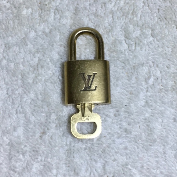 Louis Vuitton Brass '321' Padlock in Goldtone with Goldtone Key (|) - Picture 1 of 7